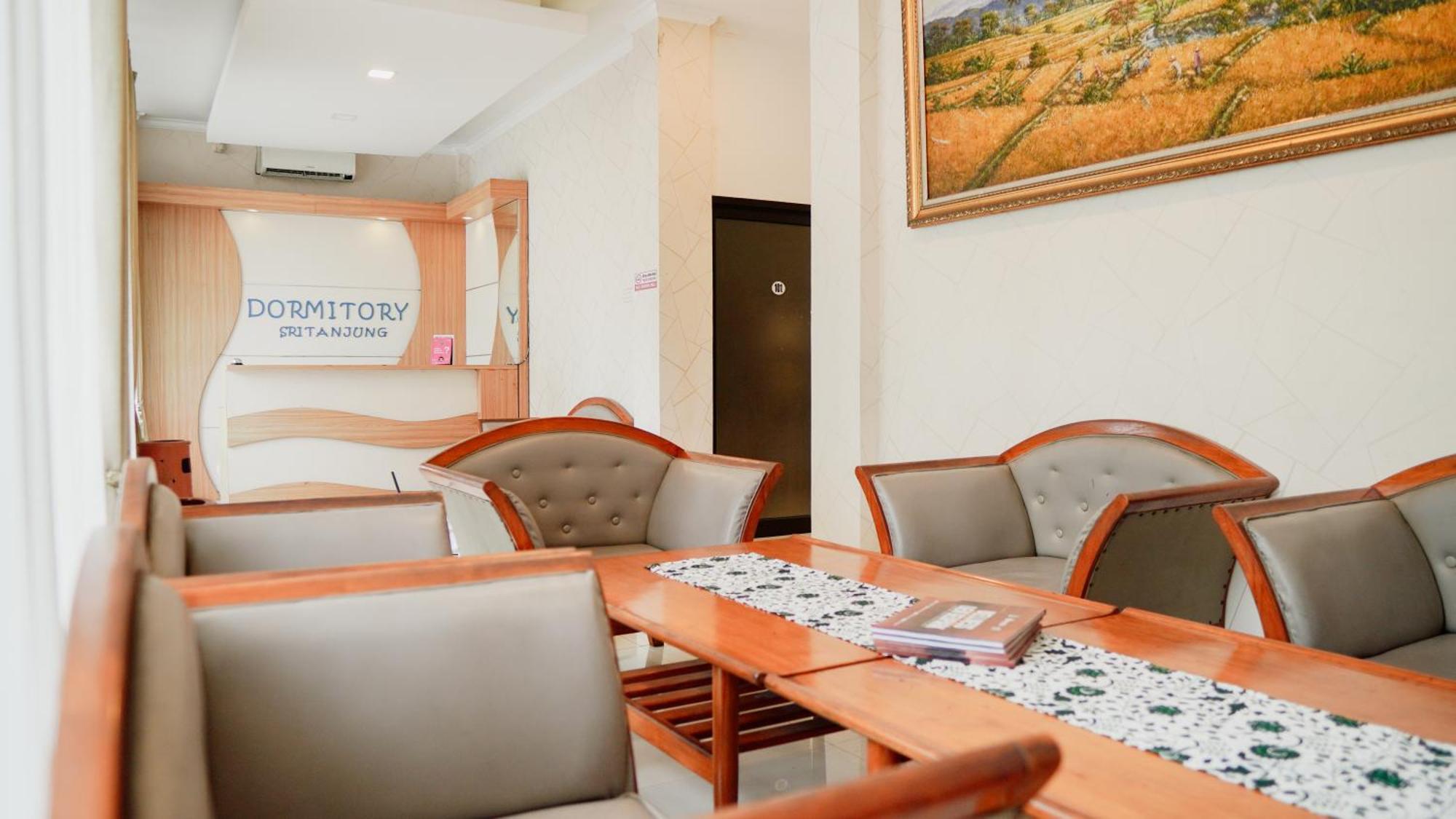 Dormitory Tourism Sritanjung Banyuwangi By Gajahsora Management 外观 照片